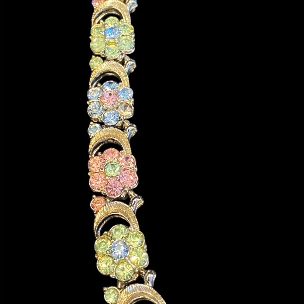 Elegant Multicolor Floral Necklace - Picture 3 of 3